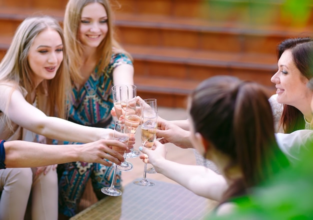 Fête. Personnes tenant des verres de champagne faisant un toast