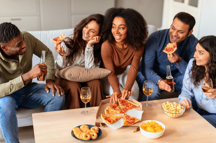 Photo fête de pizza avec des amis multiraciaux à la maison