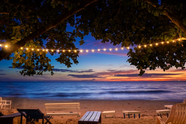 fête sur la plage au crépuscule