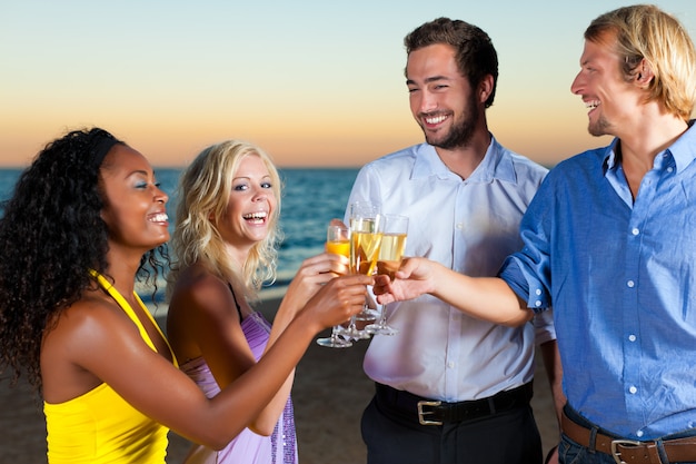 Fête avec réception au champagne à la plage