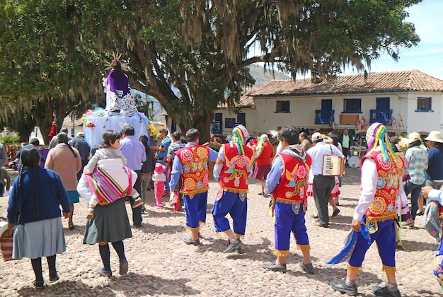 Photo fête religieuse impressionnante à l'église saint-pierre l'apôtre d'andahuaylillas ville d'andahuaaylillas province de quispicanchi pérou amérique du sud