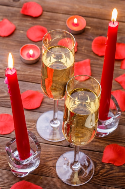 Fête romantique avec des bougies, champagne