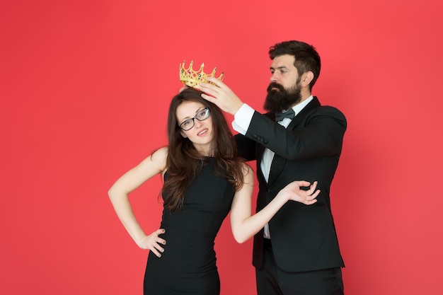 Fête royale Couple de bal dans un style formel Fête de bal Célébration des fêtes Fierté et gloire Récompense de luxe Symbole de réussite Soirée de fête Promotion et récompense Reine du bal Homme barbu Fille sexy