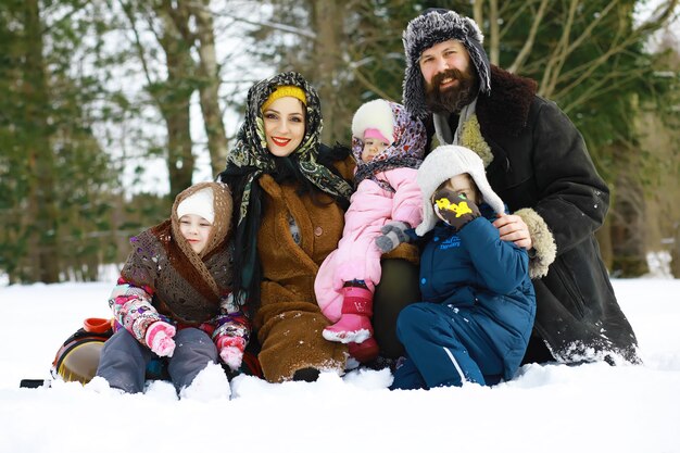 Fête russe traditionnelle au début du printemps. Voir l'hiver. Mardi Gras. Famille avec enfants en hiver dans le parc.