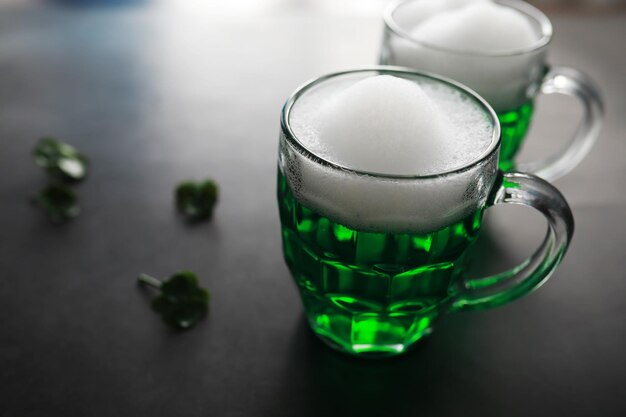 Fête de la Saint Patrick Fête nationale irlandaise Bière verte Main avec une chope de bière émeraude dans un bar