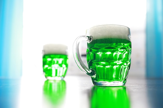 Fête de la Saint Patrick Fête nationale irlandaise Bière verte Main avec une chope de bière émeraude dans un bar