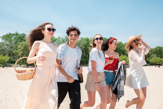 Fête saisonnière à la station balnéaire. Groupe d'amis célébrant, se reposant