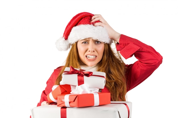 Fête stressée rousse tenant des cadeaux