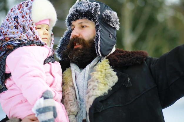 Fête traditionnelle russe au début du printemps. Voir l'hiver. Mardi Gras. Famille avec enfants en hiver dans le parc.
