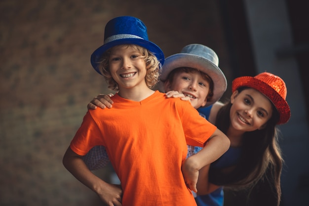 Fête. Trois amis en chapeaux de fête à la joyeuse