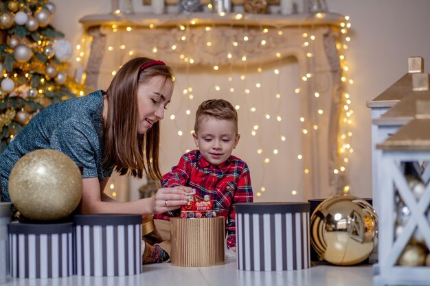 Fêtes et cadeaux concept Close-up de l'ouverture des cadeaux de la famille à l'époque de Noël