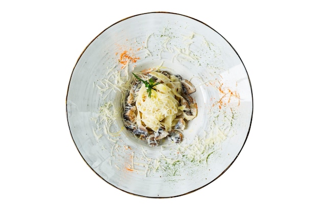 Fettuccine appétissante avec sauce aux champignons et fromage Cuisine italienne traditionnelle Vue de dessus Isolé sur fond blanc