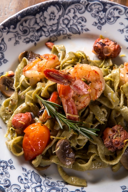 Fettuccine au basilic aux fruits de mer, crevettes et tomate