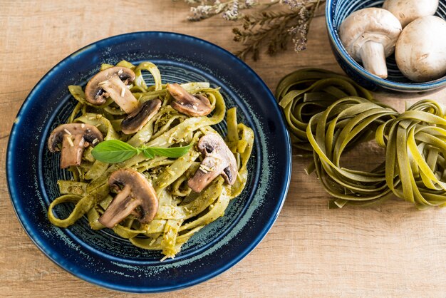 fettuccine aux épinards et aux champignons