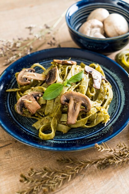 fettuccine aux épinards et aux champignons