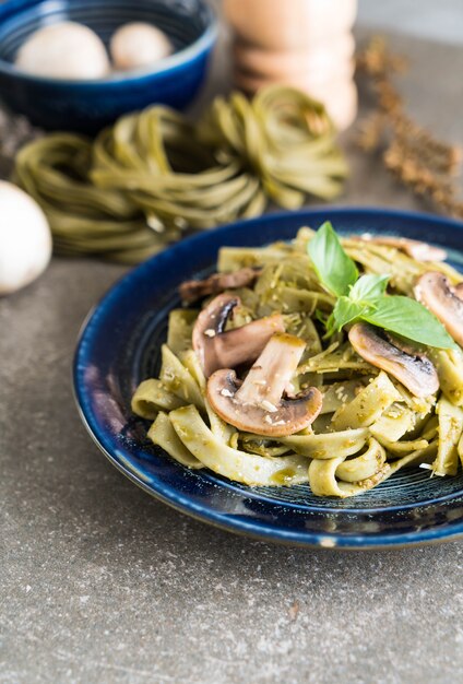 fettuccine aux épinards avec champignons