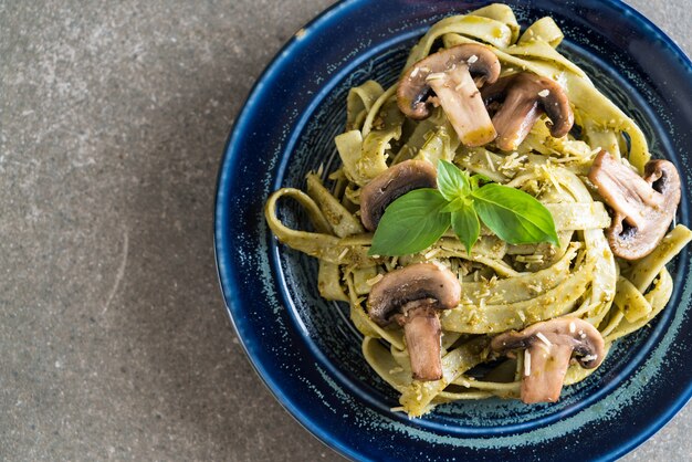 fettuccine aux épinards avec champignons