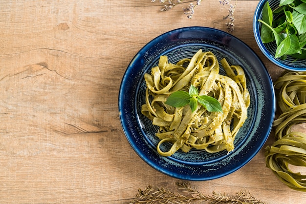 fettuccine aux épinards sur plaque