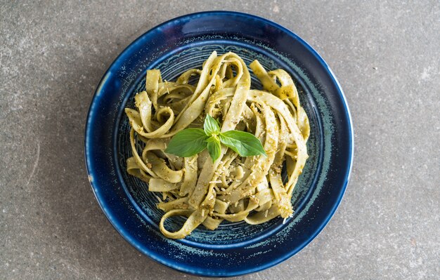 fettuccine aux épinards sur plaque