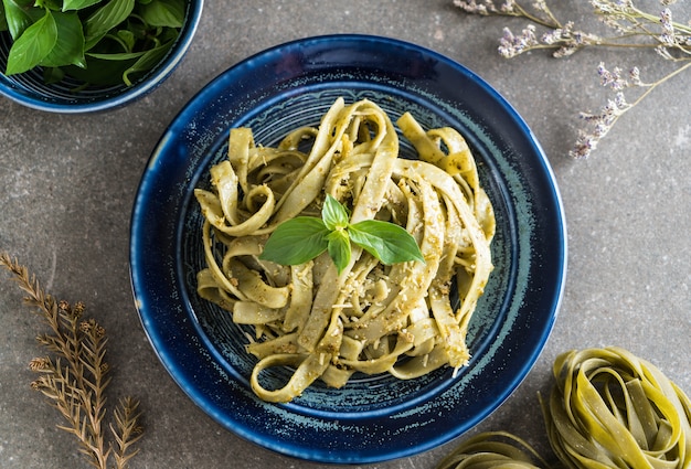 fettuccine aux épinards sur plaque