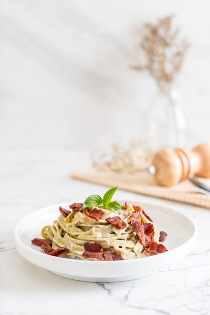 fettuccine aux épinards avec sauce au fromage à la crème et bacon