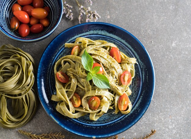 fettuccine aux épinards et tomates