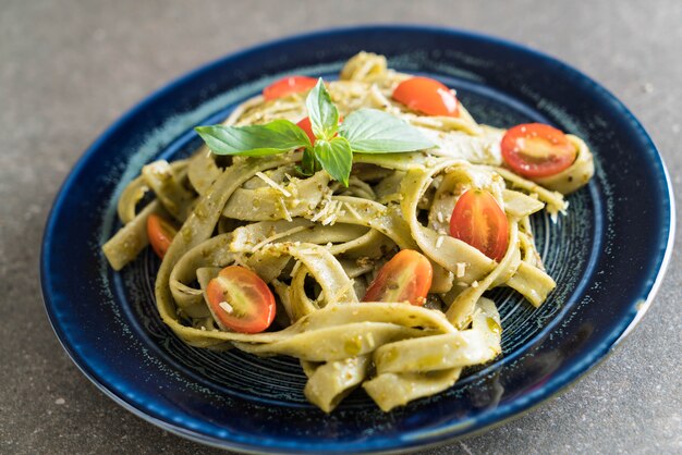 fettuccine aux épinards avec tomates