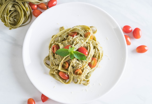 fettuccine aux épinards avec tomates