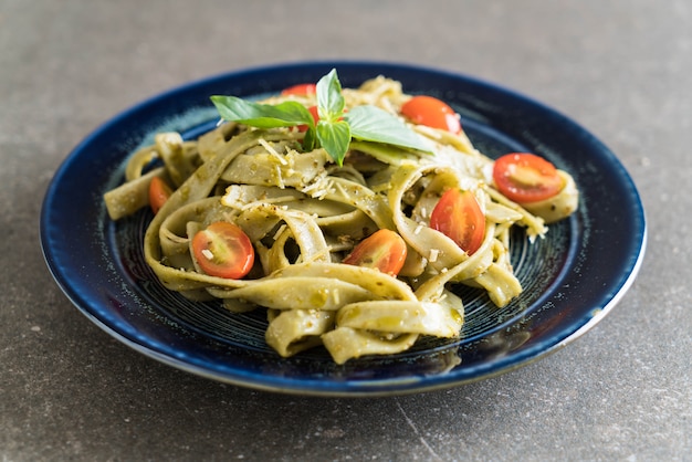 fettuccine aux épinards avec tomates