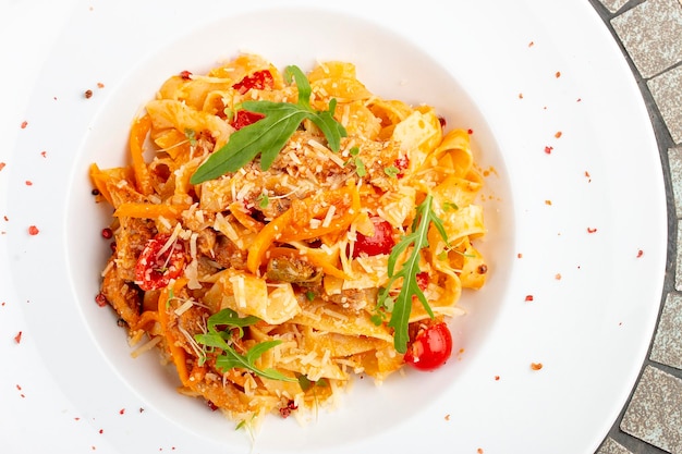 Fettuccine de canard aux tomates cerises en sauce rouge