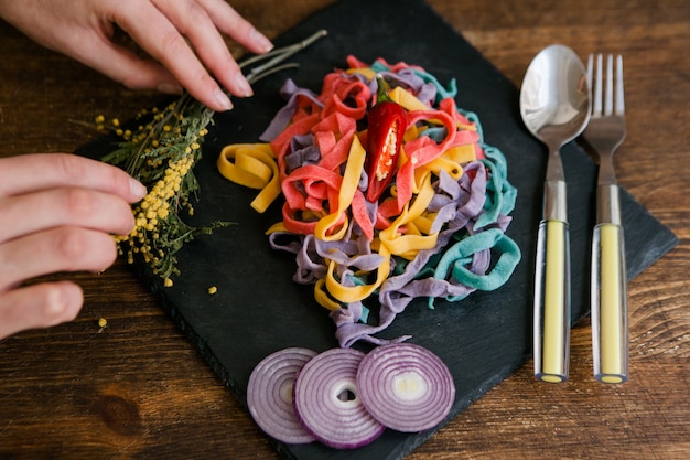 Fettuccine colorée aux épices vue de dessus en gros plan sur une table en bois