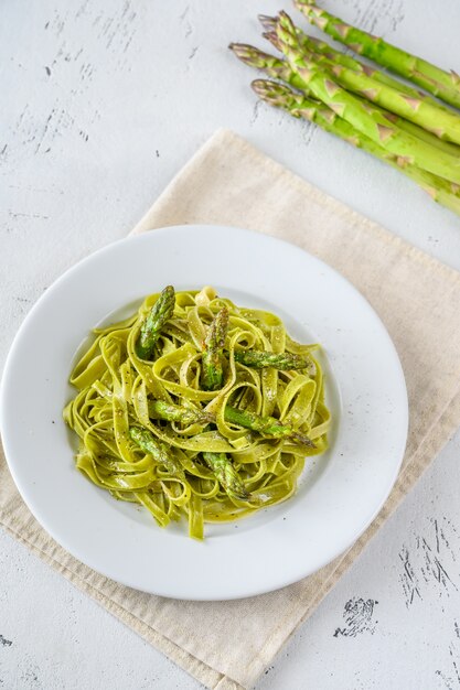 Fettuccine d'épinards aux asperges frites