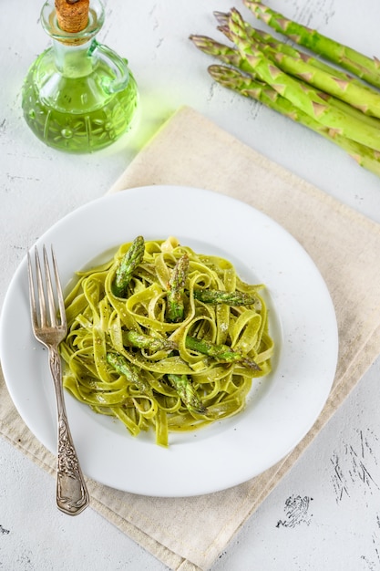 Fettuccine d'épinards aux asperges frites