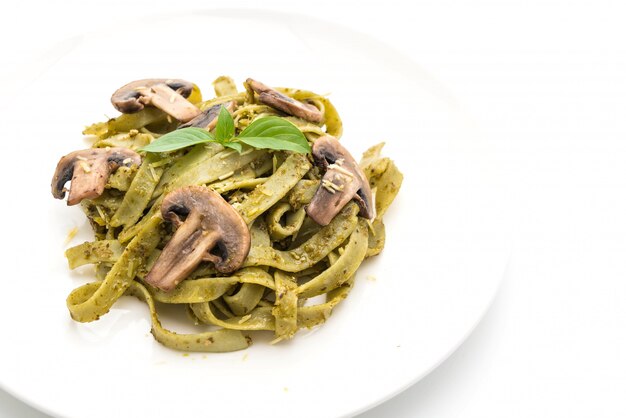 fettuccine d&#39;épinards aux champignons