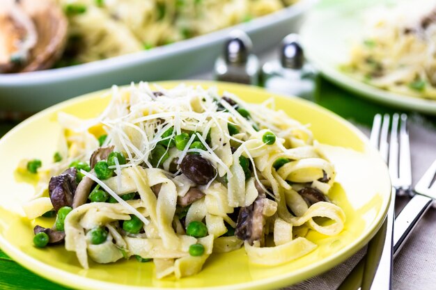 Fettuccine frais avec sauce crémeuse aux champignons.