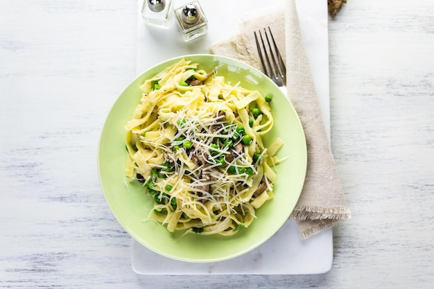 Fettuccine frais avec sauce crémeuse aux champignons.