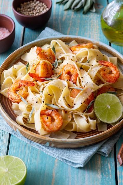 Fettuccine de pâtes dans une sauce crémeuse aux crevettes citron vert et sauge Cuisine italienne