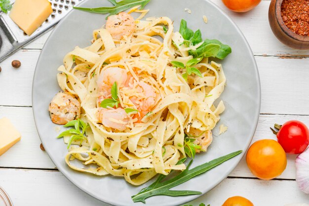 Fettuccine de pâtes italiennes aux crevettes sur une assiette