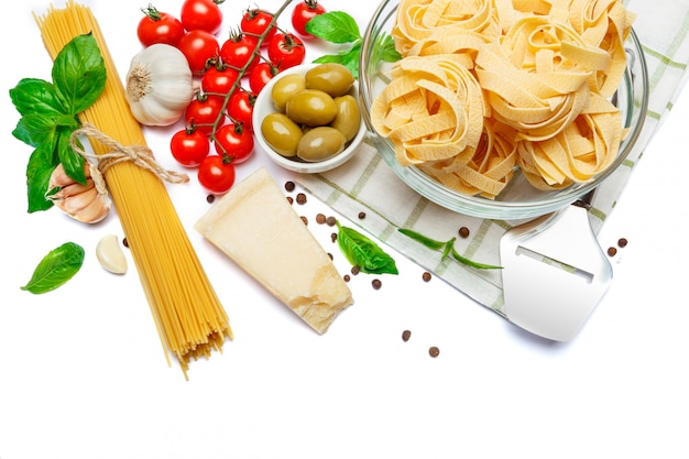 Fettuccine et spaghetti, légumes avec ingrédients pour la cuisson des pâtes