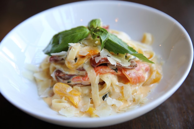 Fettuccine de spaghetti de saucisse de chorizo sur le fond en bois