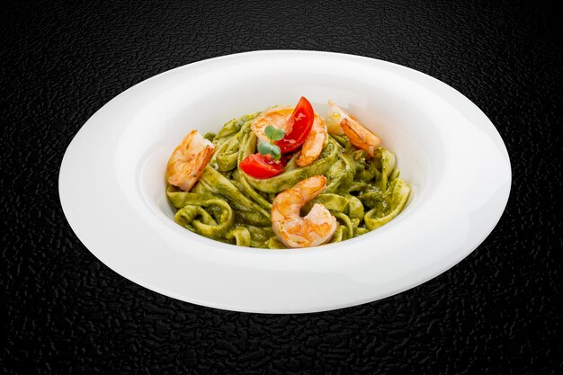 Photo fettuccini avec crevettes et sauce pesto image isolée