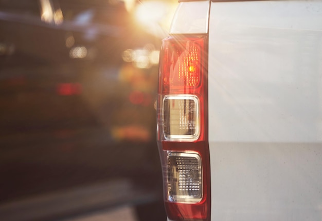 Feu arrière du mini camion allumer la lumière en utilisant pour signaler une autre voiture dans les déplacements