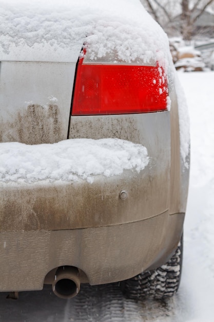 Feu arrière de voiture couvert de neige et sale