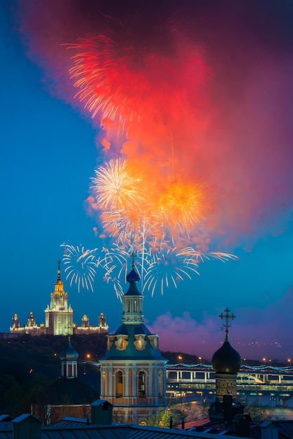 Feu d'artifice au-dessus du monastère Saint-André devant l'Université d'État de Moscou depuis la plate-forme d'observation de l'Académie des sciences de Russie.