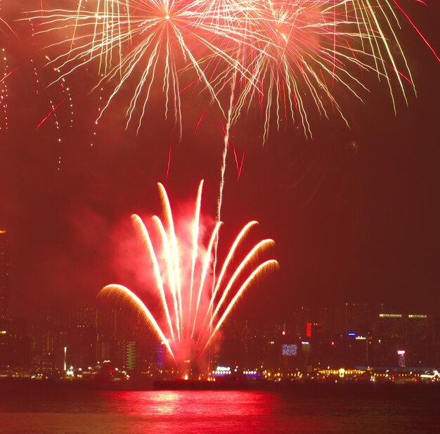 Un feu d'artifice au-dessus de la ville la nuit