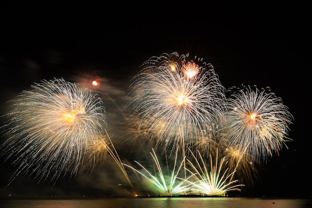 Feu d'artifice belle célébration festival compte à rebours coloré joyeux noël bonne année ciel sombre étincelle rougeoyant joyeux anniversaire