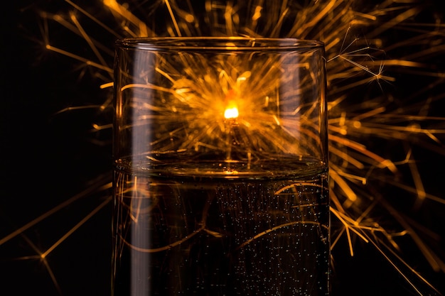 Feu d'artifice de bonne année sur un verre de champagne