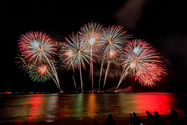 Feu d&#39;artifice de célébrations dans la nuit sur la mer pattaya city Thaïlande