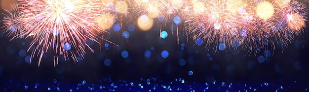 Feu d'artifice coloré avec arrière-plan flou. Célébration du nouvel an, fond de vacances abstrait