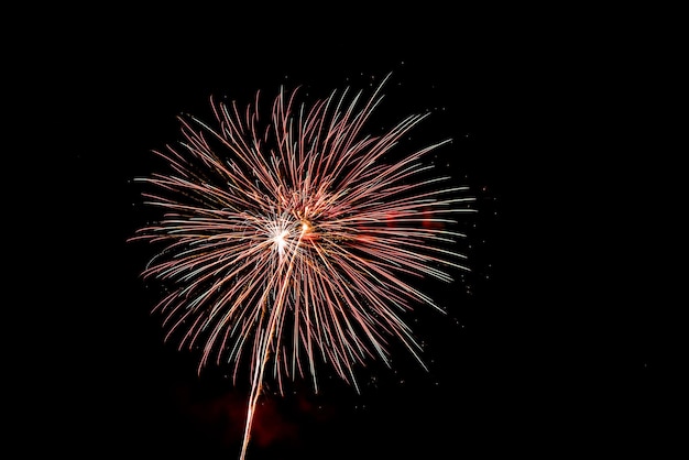 Feu d'artifice international à Pattaya City, Thaïlande. affichage pour anniversaire de célébration